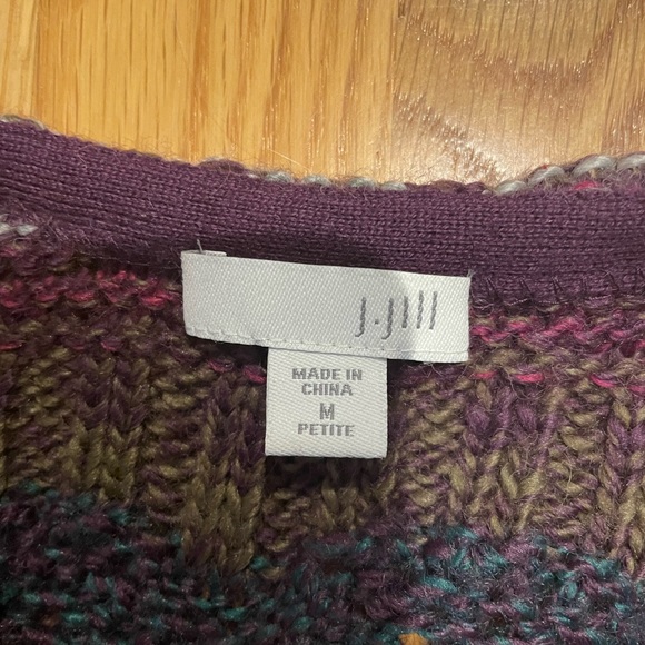 Jewel-toned cardigan with 1 decorative bottom. Wool & acrylic - Picture 3 of 4